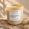 Cashmere Amber & Sandalwood χειροποίητο αρωματικό κερί All the Way σε ξύλινη βάση
