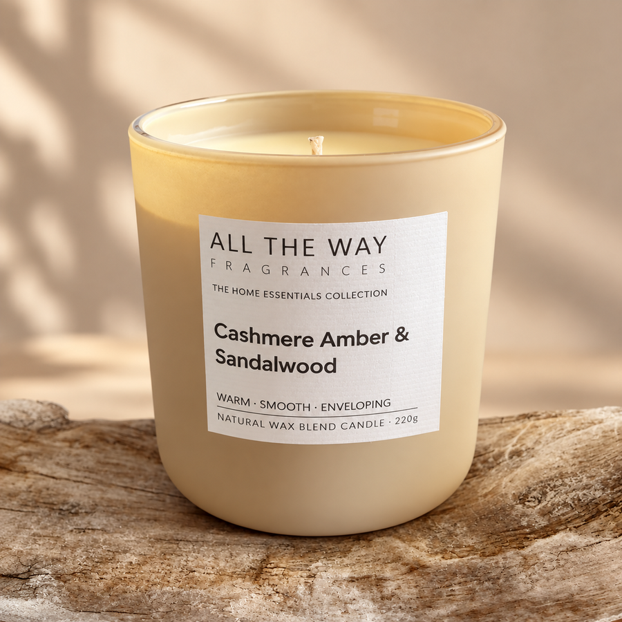 Cashmere Amber & Sandalwood χειροποίητο αρωματικό κερί All the Way σε ξύλινη βάση