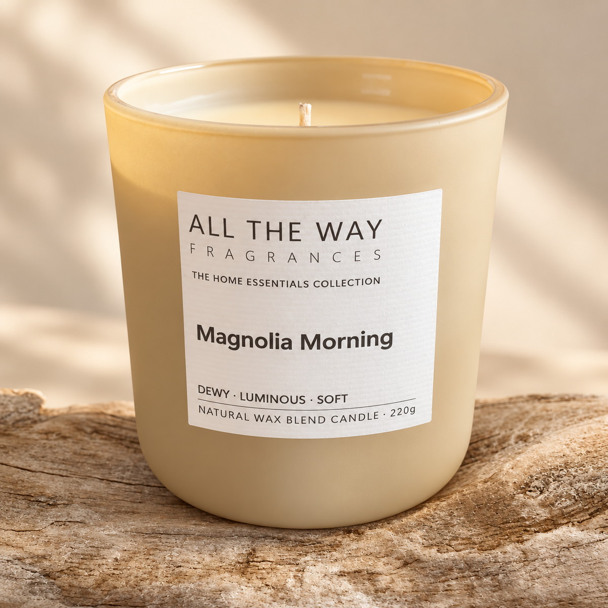 Magnolia Morning χειροποίητο αρωματικό κερί All the Way σε ξύλινη βάση