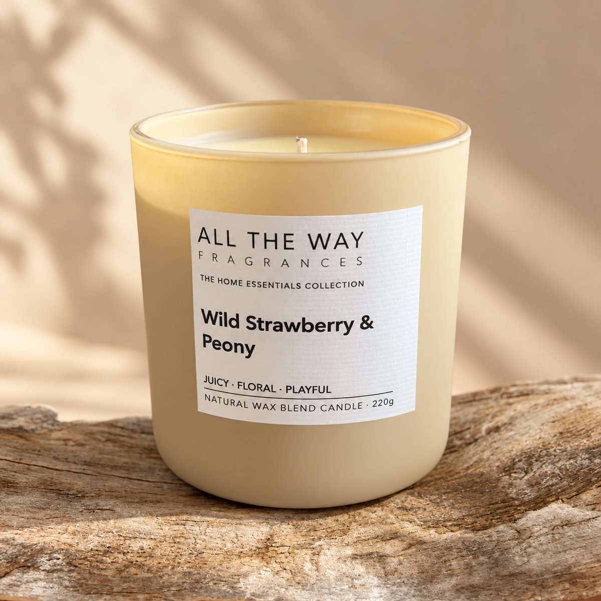 Wild Strawberry & Peony χειροποίητο αρωματικό κερί All the Way σε ξύλινη βάση