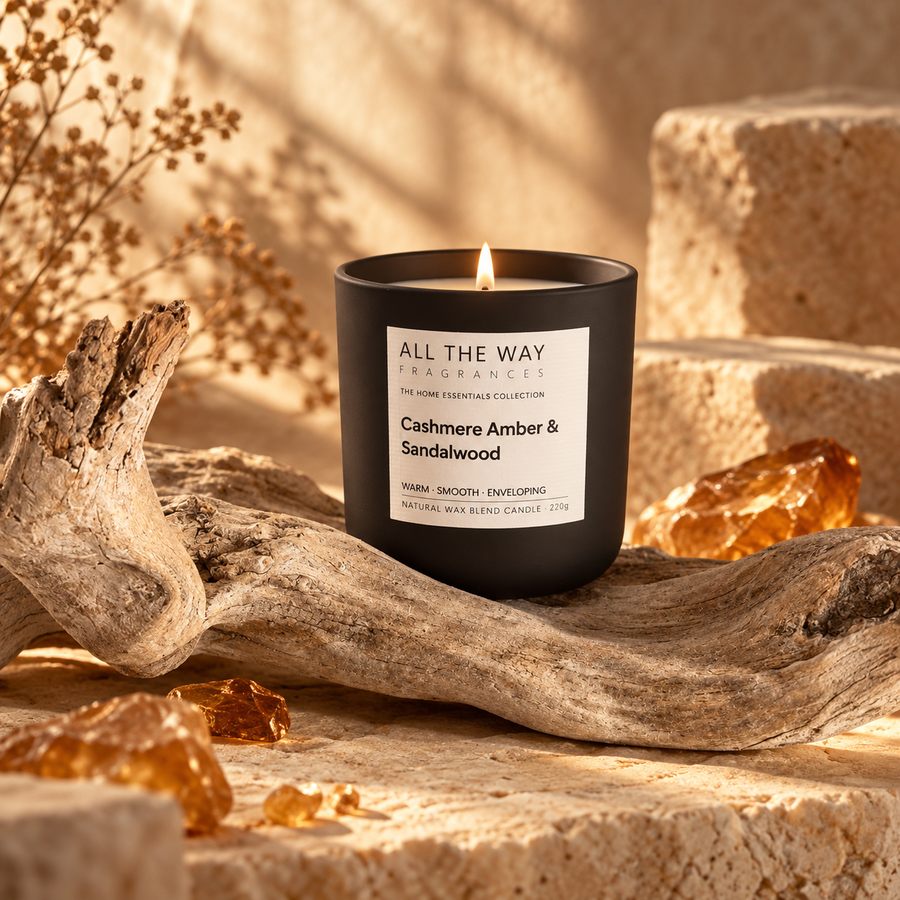 Cashmere Amber & Sandalwood χειροποίητο αρωματικό κερί All the Way – editorial φωτογραφία