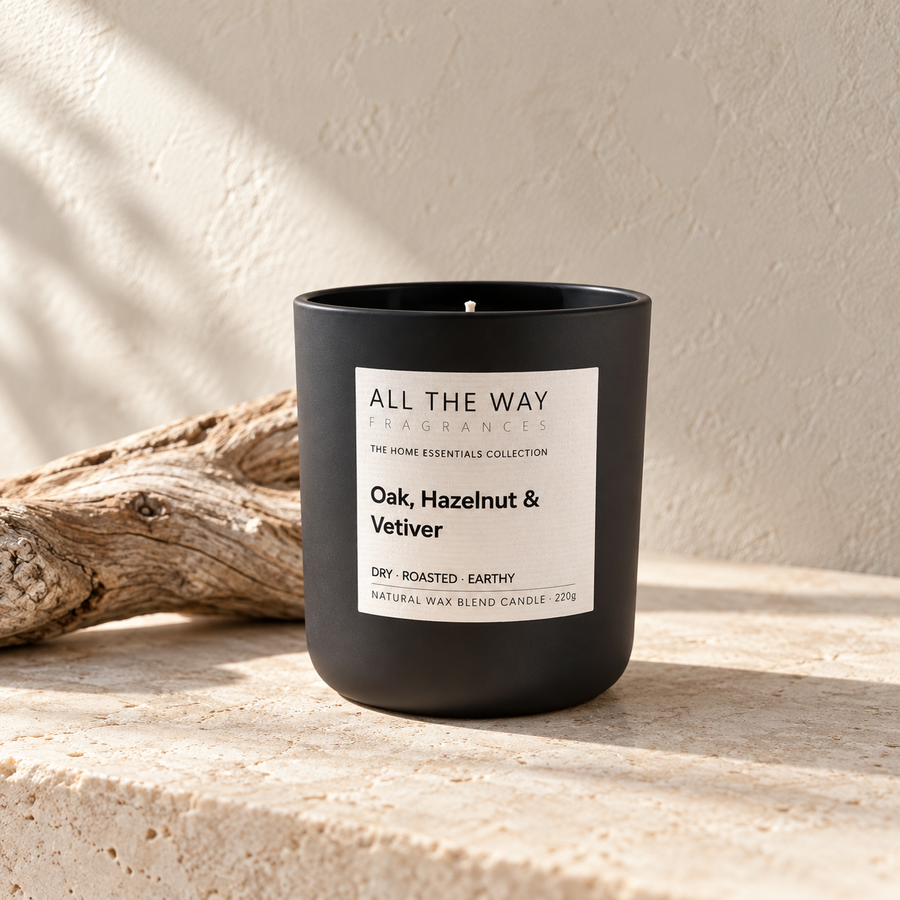 Oak, Hazelnut & Vetiver χειροποίητο αρωματικό κερί All the Way – editorial φωτογραφία