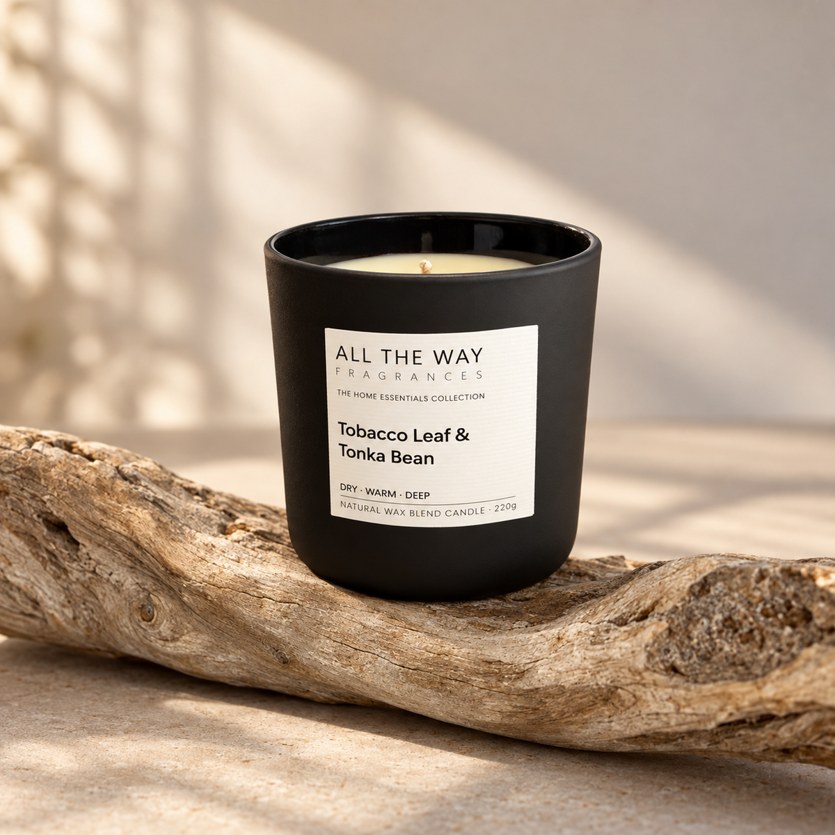 Tobacco Leaf & Tonka Bean χειροποίητο αρωματικό κερί All the Way – editorial φωτογραφία