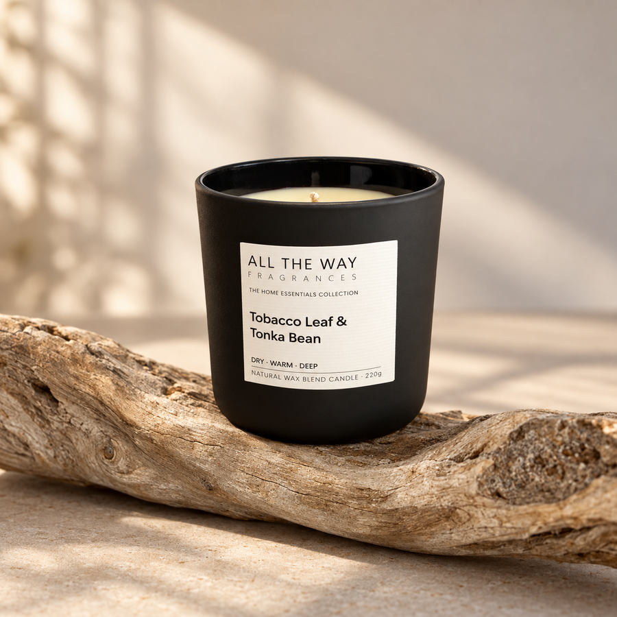 Tobacco Leaf & Tonka Bean χειροποίητο αρωματικό κερί All the Way – editorial φωτογραφία