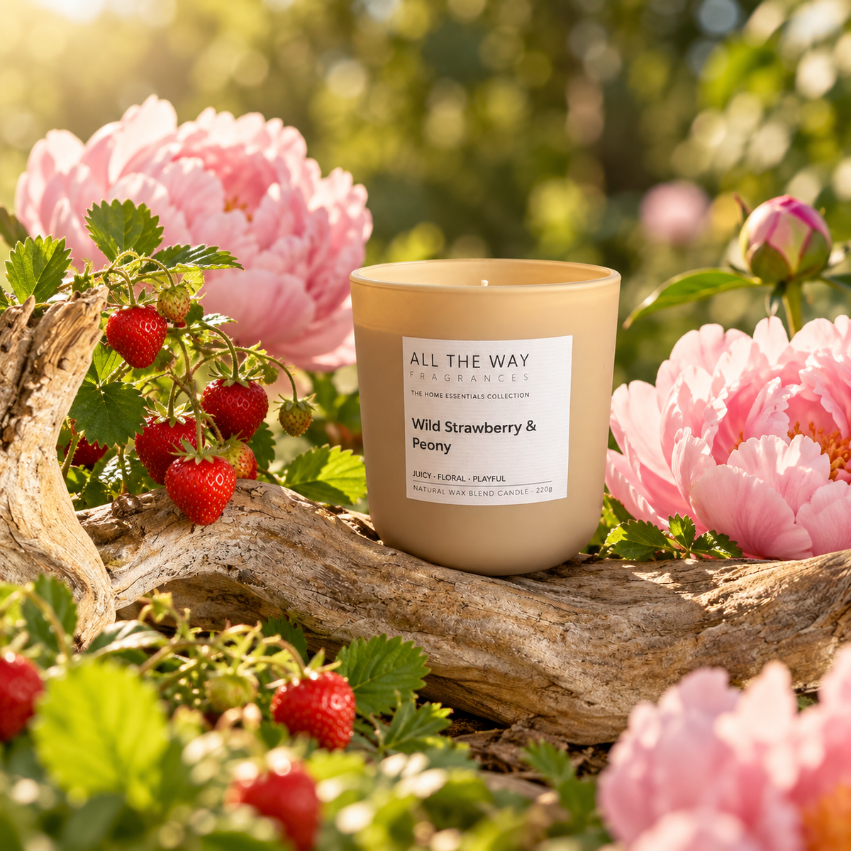Wild Strawberry & Peony χειροποίητο αρωματικό κερί All the Way – δημιουργική φωτογραφία