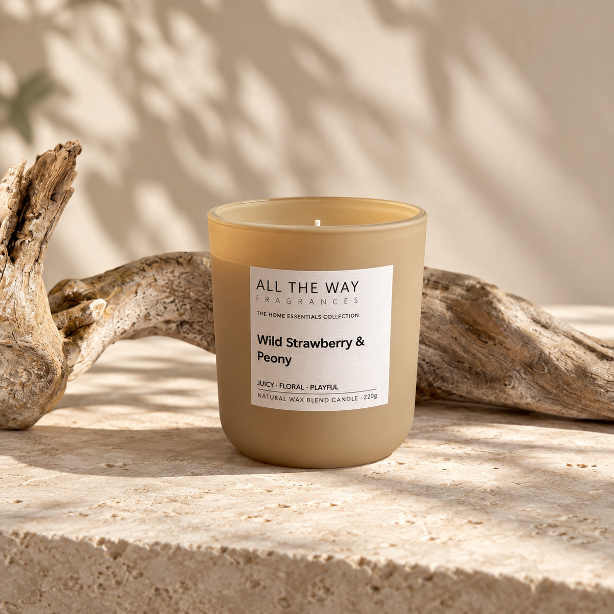 Wild Strawberry & Peony χειροποίητο αρωματικό κερί All the Way – editorial φωτογραφία
